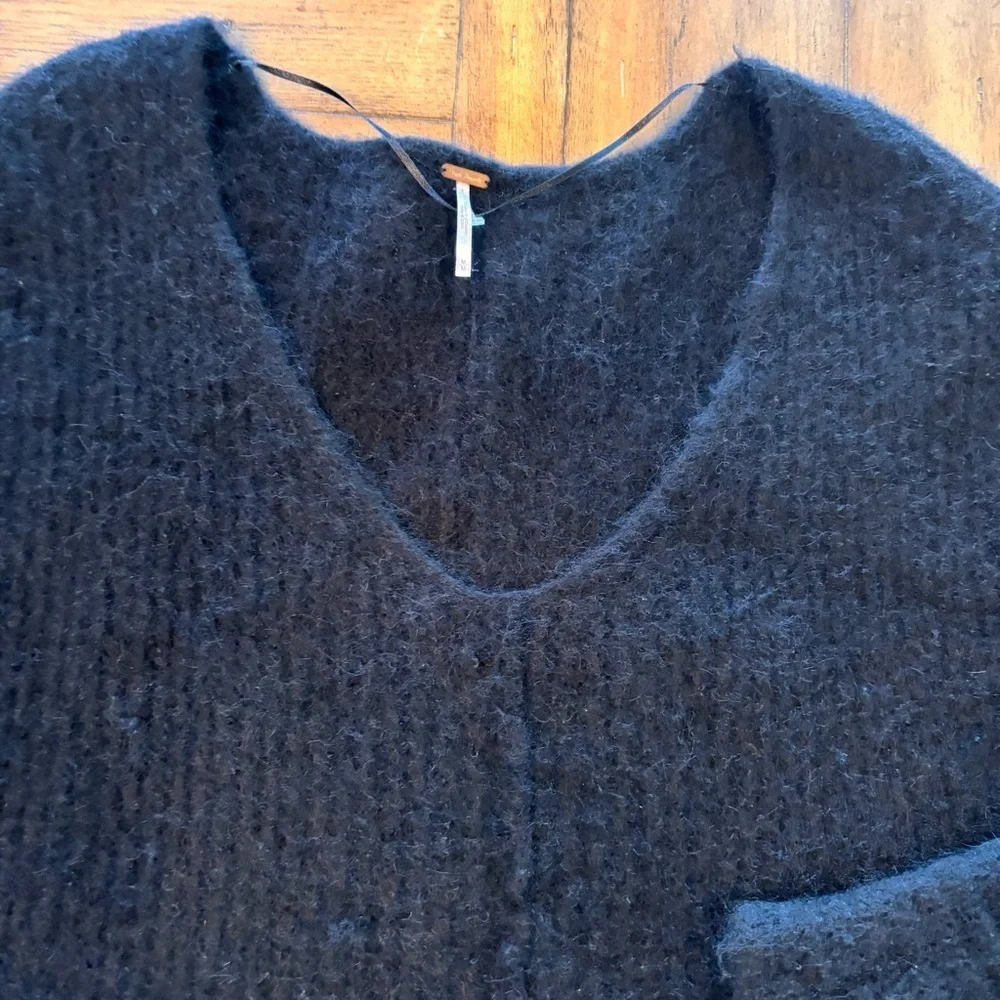 Free people Women's Black Alpaca Blend Pullover V-Neck Sweater in Black, Medium